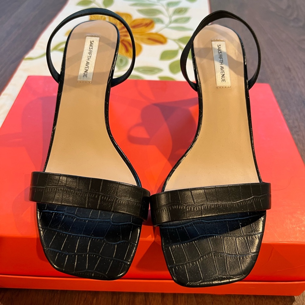 Saks Womens size 8 sandal black leather